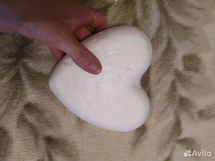 Пенопластовый шар и сердце