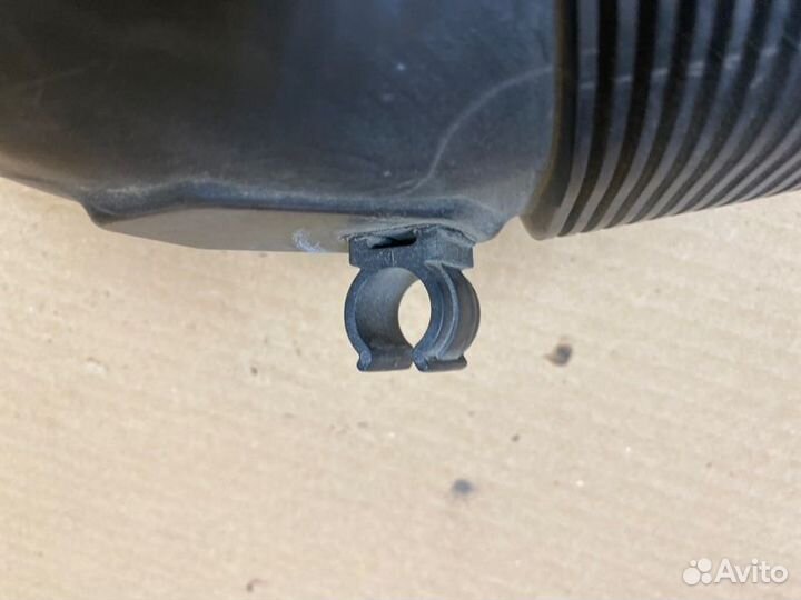 Патрубок воздушного фильтра Audi A8 D3 BVJ 2006