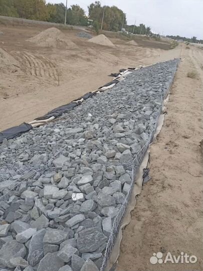 Бригада разнорабочих на установку габионов