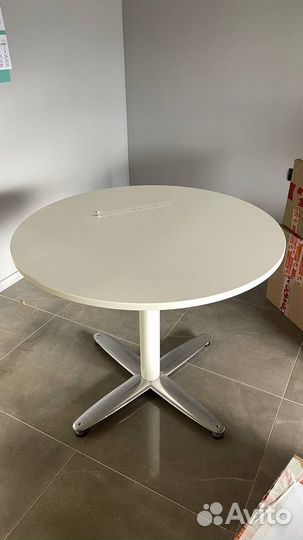 Белый круглый стол Kinnarps (серебр. ножки)