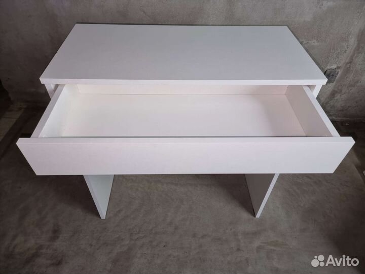 Стол с выдвижным ящиком