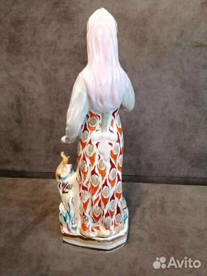 Фарфоровая статуэтка хозяйка медной горы
