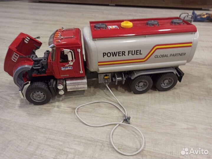 Bruder бензовоз