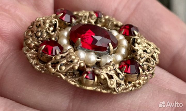Красивая винтажная брошь с Красными камнями