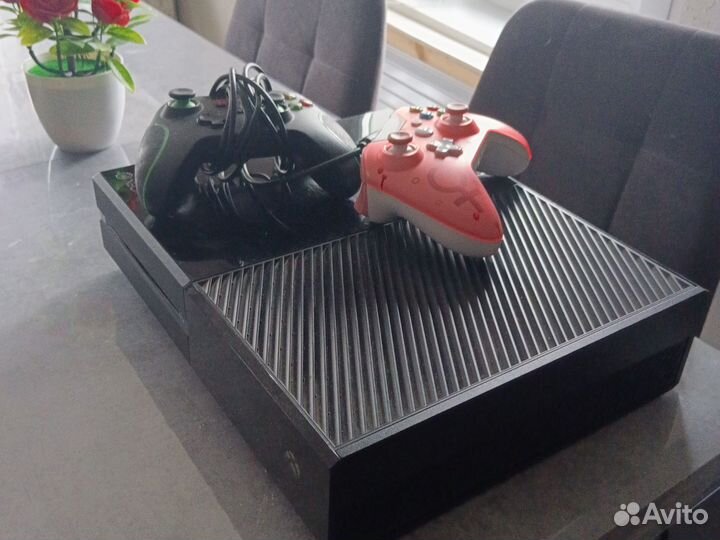 Продам Xbox One в комплекте 2 джойстика
