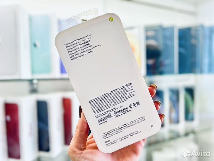 Чехол на iPhone 14, красный