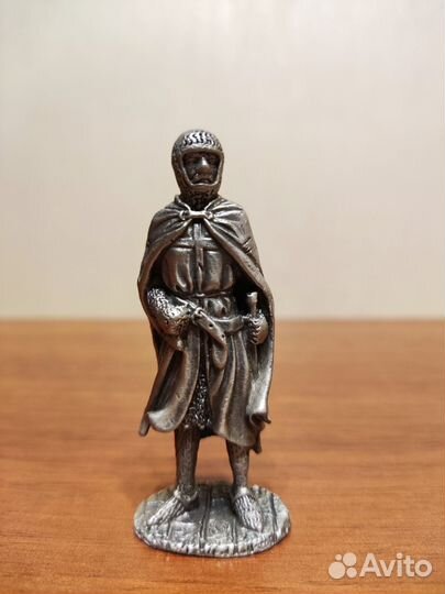 Металлическая фигурка крестоносца