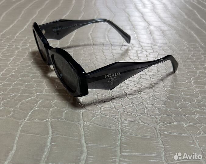 Солнцезащитные очки prada