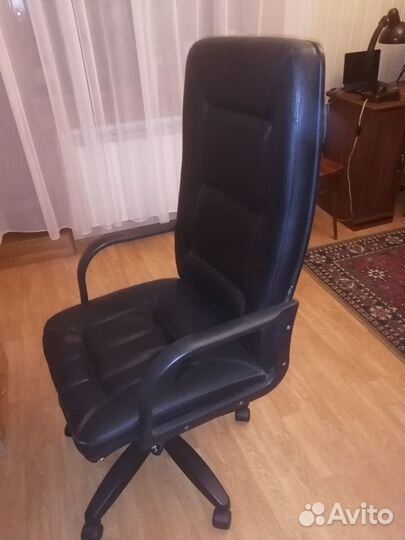 Кожанное кресло б.у