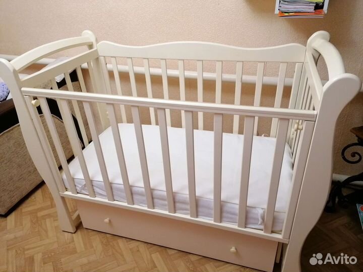 Детская кроватка с поперечным маятником