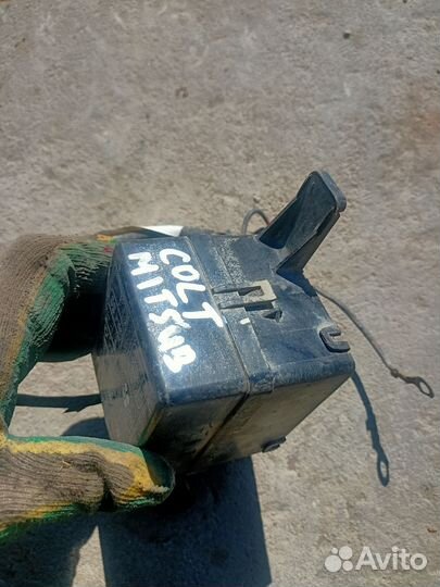 Блок предохранителей Mitsubishi Colt