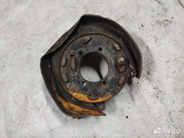 Кулак задний левый Mitsubishi Pajero 4