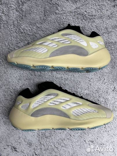 Кроссовки Adidas yeezy boost 700 v3