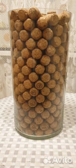 Ваза с пробками для интерьера