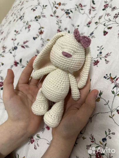 Вязаный зайка ручной работы