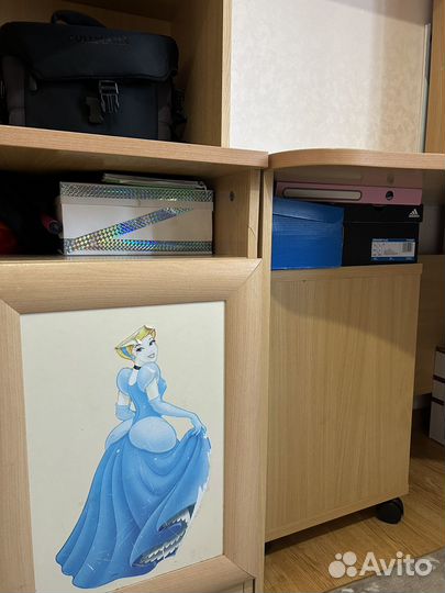 Угловой письменный стол с полками