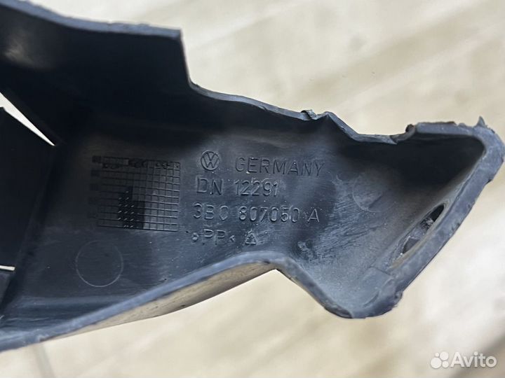 Направляющая переднего бампера правая Volkswagen P