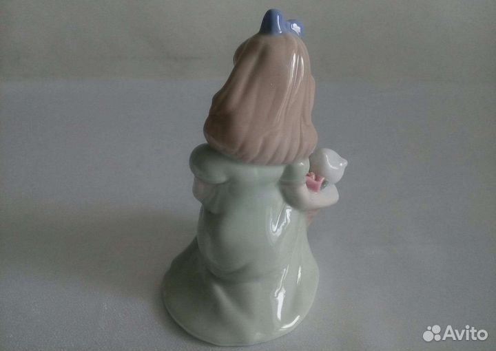 Фарфоровая статуэтка Девочка с котятами