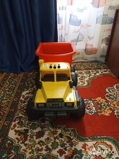 Большая игрушечная машинка