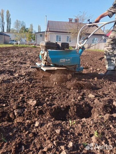 Впашка земли профессиональным мотоблоком