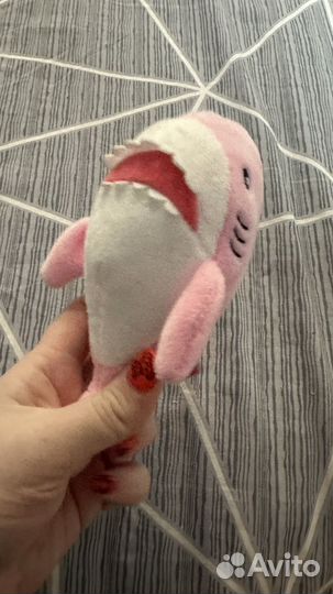 Розовая акула Леха брелок