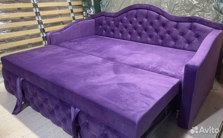 Кровать двуспальная с подъемным механизмом