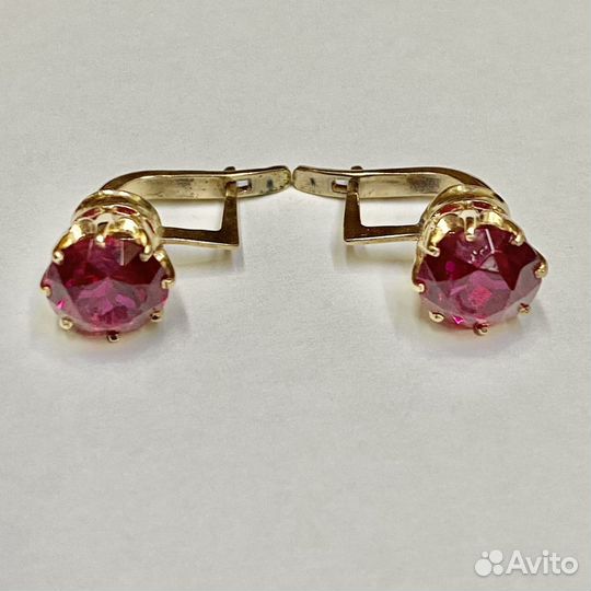 Золотые серьги с камнем