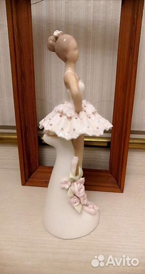 Фарфоровая статуэтка 