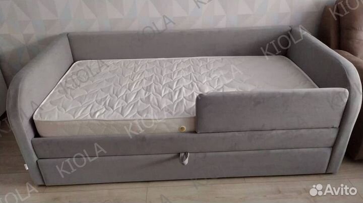 Детская кровать с мягкой спинкой