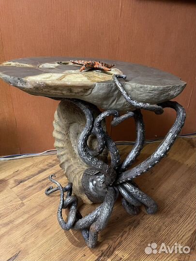 Авторский стол. С аммонитами. Палеонтология