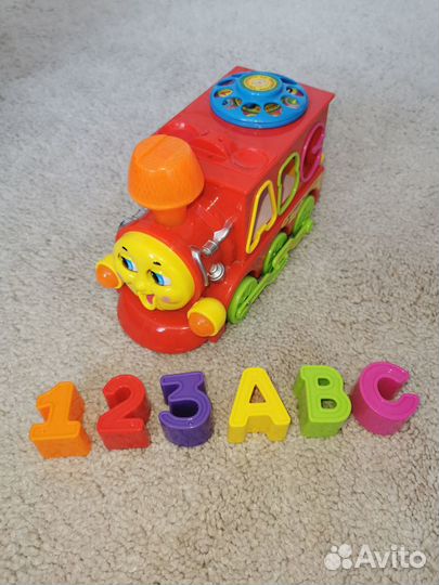 Игрушки для малыша (кубики, машинки, горка)