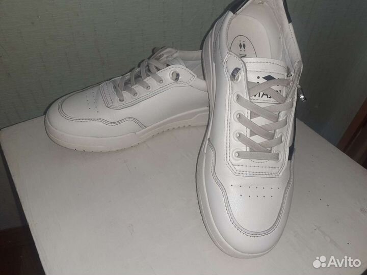 Кроссовки женские