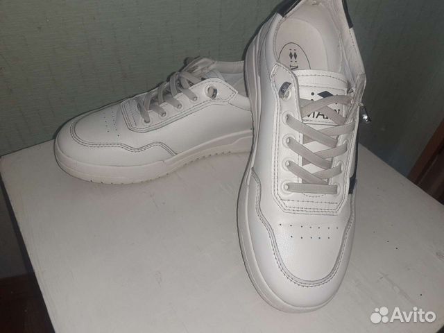 Кроссовки женские