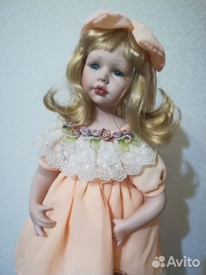 Фарфоровая коллекционная кукла 