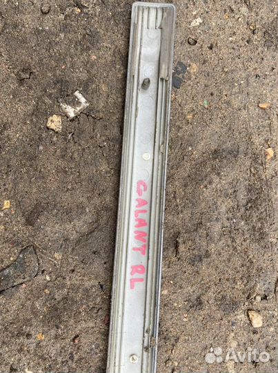 Молдинг задней левой двери Mitsubishi galant