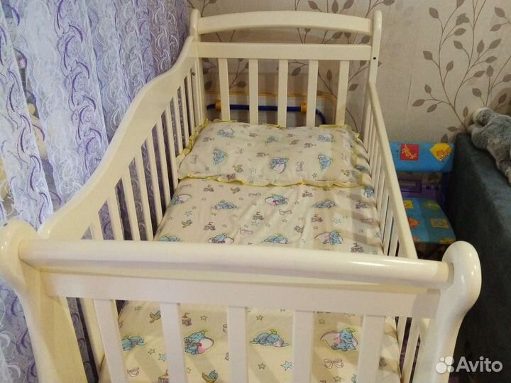 Детская кроватка с маятником и ящиком