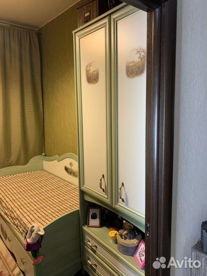 Детская кровать и шкаф