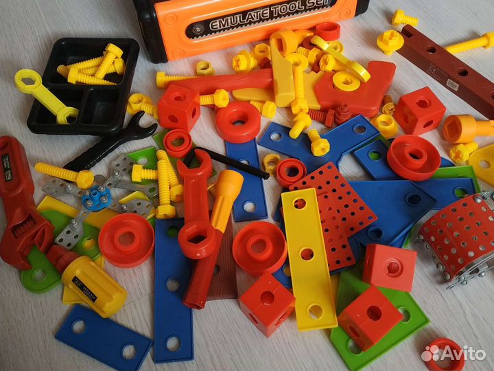 Ящик с игрушечными инструментами