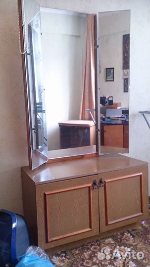 Трюмо с зеркалом