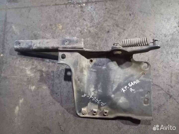 Петля нижней решетки радиатора Scania правая