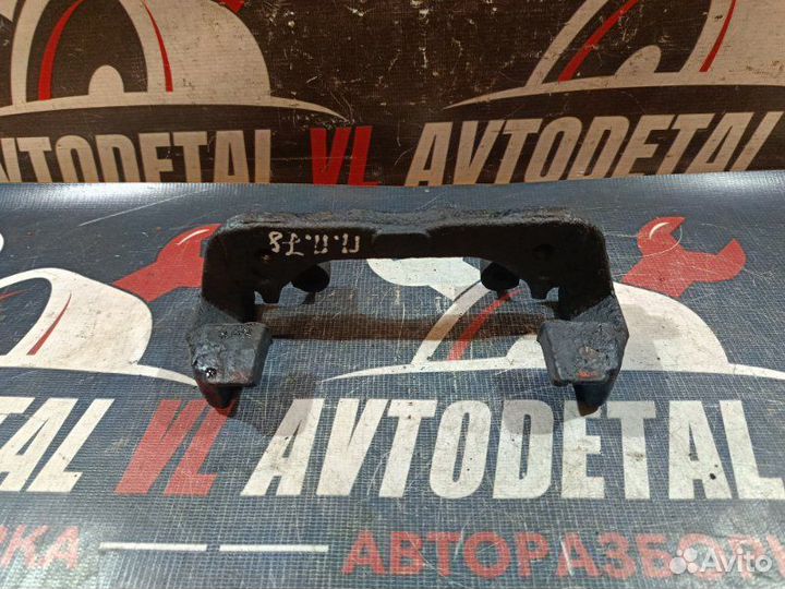 Скоба суппорта передняя правая Kia Shuma хэтчбек