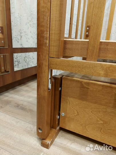 Детская кроватка с продольным маятником