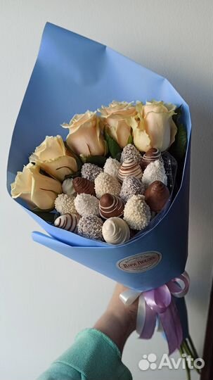 Букет из роз и клубники