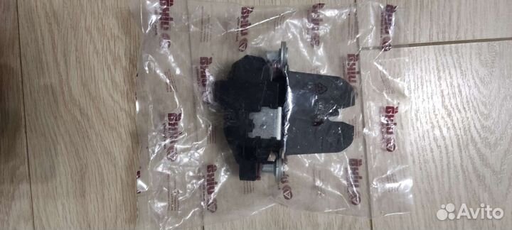 Электро замок багажника Volkswagen polo новый