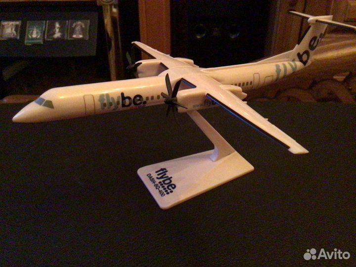 Модель самолета dash-8Q 400 Flybe 1/200