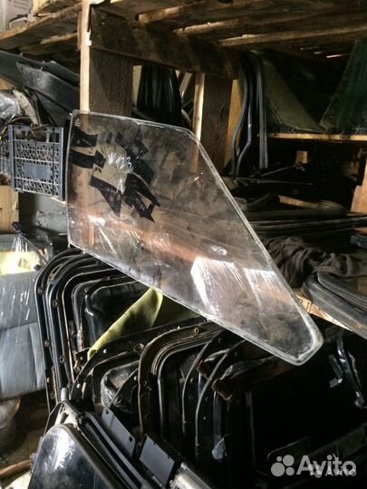 Стекло заднее боковое правое и левое Mercedes w123