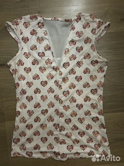 Футболка молочного цвета с рисунком сердец