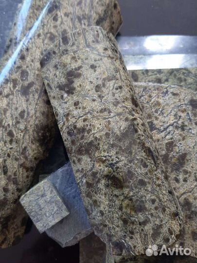 Камень змеевик от разбитой шкатулки