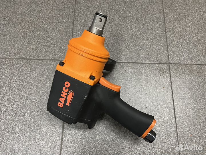 Ударный гайковерт 300-1965Нм