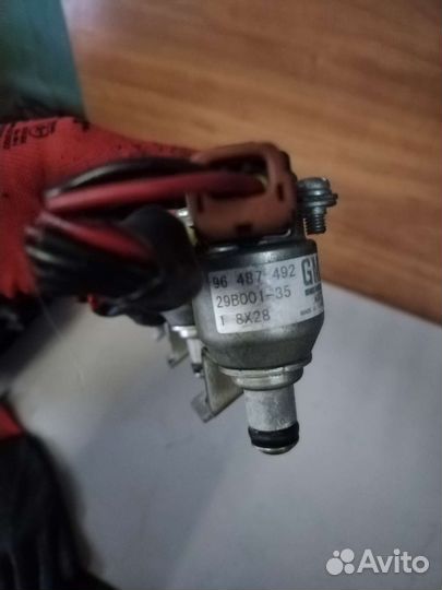 Топливная рампа с форсунками Шевролет Эпика 2л